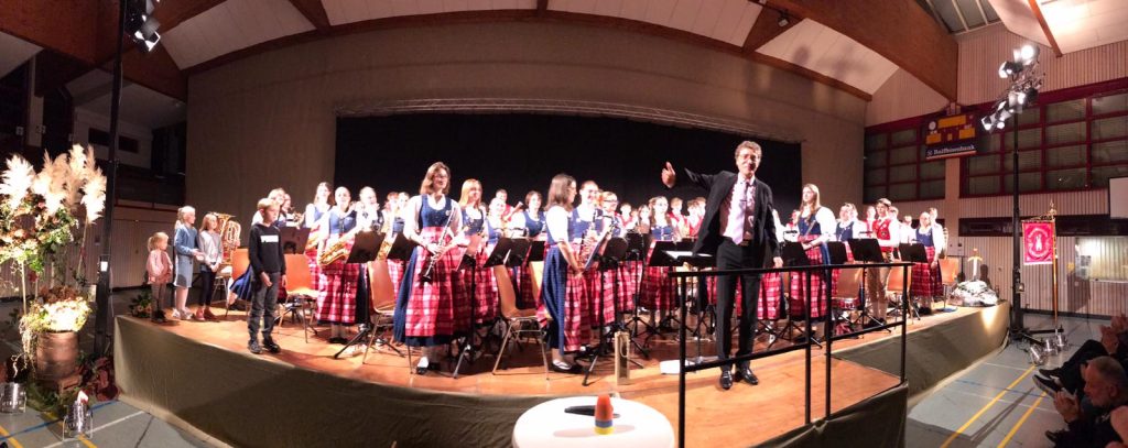 Das Nachwuchsorchester, mit Dirigent Wolfang Heinrich